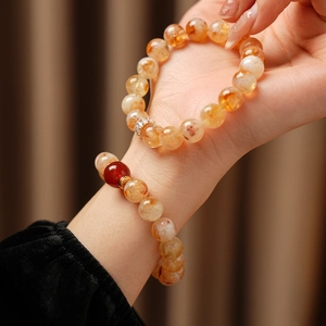 Vue détaillée de bracelets en perles de citrine brillante avec accents dorés élégants