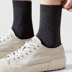 Chaussettes homme gris foncé à côtes en coton confortable portées avec des baskets
