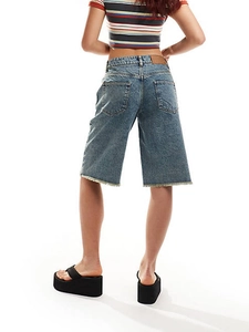 Short bermuda en jean bleu clair pour femme avec taille haute et ourlet à bords francs