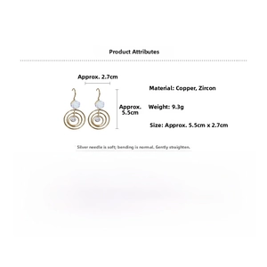 Détail de boucles d'oreilles rose dorée en zircon, longueur 5,5 cm et matériau en cuivre