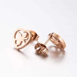 Boucles d'oreilles cœur en or rose avec un motif d'ange cupidon évidé complexe