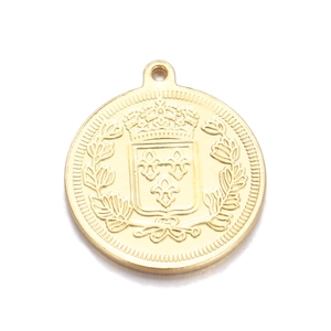 18K gold-plated portrait pendant featuring a crown and iris crest for DIY jewelry