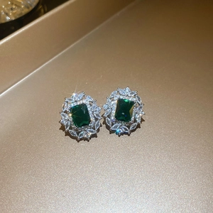 Macro di orecchini vintage smeraldo con cristalli di zircone e montatura in argento