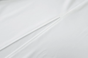 Macro de la couture textile blanche et détail de la fente sur la manche de la robe
