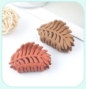 Leaf-shaped hair claws in reddish and light brown matte finish for women