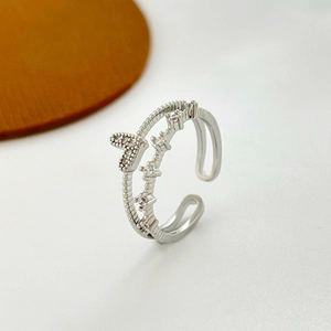 Anello aperto in argento a doppio strato con farfalla di cristallo scintillante