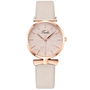 Montre quartz femme avec cadran à motif feuille, boîtier or rose et nœud sur bracelet cuir