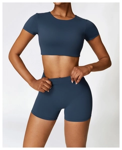 Detail von hochdehnbarem marineblauem bauchfreiem Sporttop und Sportshorts mit hoher Taille