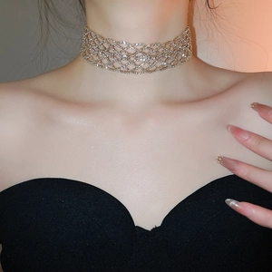 Vue rapprochée du collier ras de cou en maille strassée argentée sur un mannequin