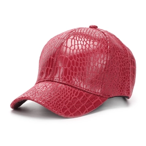 Gros plan d'une casquette de baseball rouge avec texture peau de crocodile détaillée