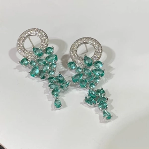 Boucles d'oreilles argentées avec pierres poires vertes et détails en zircon cubique