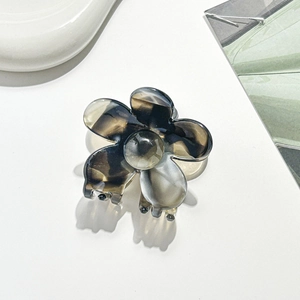 Draufsicht auf eine blumenförmige Haarspange aus Acetat mit grauem Schildpatt-Muster