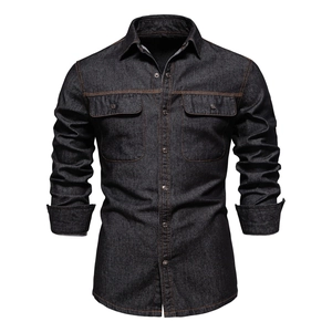 Détail de la chemise en jean à manches longues avec doubles poches de poitrine et coutures