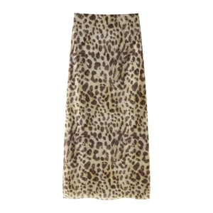 Jupe midi tendance pour femmes avec imprimé léopard classique sur un fond blanc épuré et simple