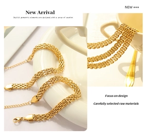 Detail eines 18K vergoldeten Netzarmbands mit verstellbarem Karabinerverschluss und Kette