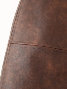 Gros plan détaillé montrant la texture premium et les coutures fines du cuir marron vintage