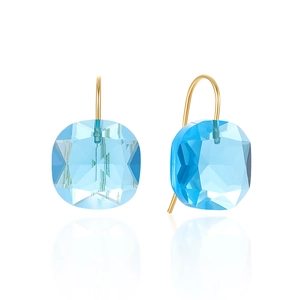 Dettaglio di orecchini con cristallo blu taglio cushion e ganci placcati in oro