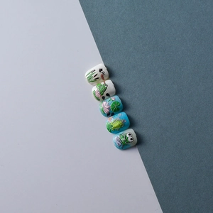 Makro-Detail von 5D-Präge-Nagelstickern mit Lotus-, Frosch- und Seerosenblatt-Designs
