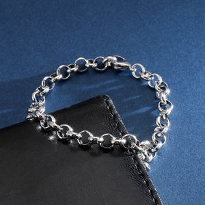 Detailed view of high-quality stainless steel rolo chain bracelet with lobster clasp
