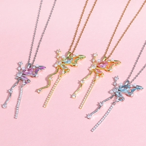 Vue détaillée des colliers pendentifs papillon avec zircons colorés et perles