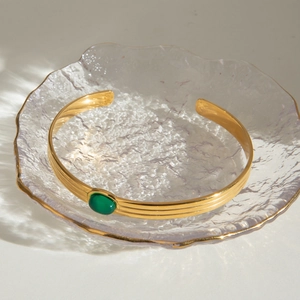 Elegant gold-plated stainless steel cuff bracelet with green agate and ribbed texture
