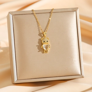 Collier ours en acier titane doré avec cristal en forme de cœur et zircons micro-pavés