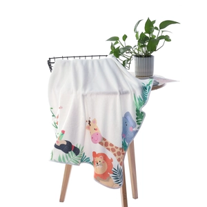 Detailansicht der weichen Baby-Meilensteindecke aus Flanell mit Tiermotiven wie Giraffe