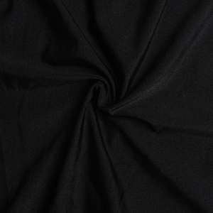 Gros plan sur la texture du tissu noir en polyester avec un drapé plissé élégant