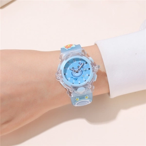 Gros plan d'une montre pour enfant astronaute bleu ciel avec bracelet en silicone