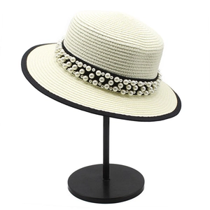 Cappello di paglia vintage francese con catena di perle e nastro nero elegante