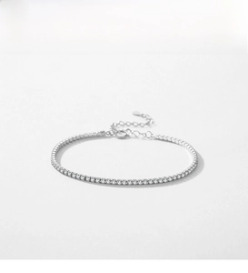Detail of S925 sterling silver tennis bracelet with cubic zirconia and lobster clasp