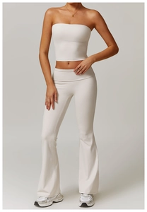 Détail du pantalon de yoga évasé taille haute blanc cassé et du haut tube court en tricot