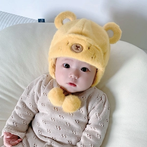 Dettaglio cappello a orsetto per neonati con pompon e pagliaccetto in maglia beige