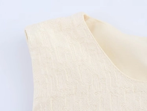 Gros plan détaillé du tissu gaufré crème avec doublure intérieure lisse sur un ensemble