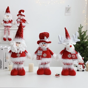 Tre peluche natalizi con Babbo Natale, pupazzo di neve e renna in un'atmosfera calda