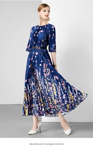 Detail van de marineblauwe plissé maxi-jurk met bloemenprint en metalen riem