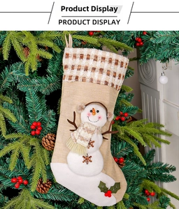 Dettaglio calza di Natale con pupazzo di neve 3D e risvolto a quadretti appesa all'albero