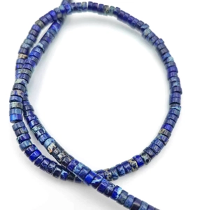 Dettaglio di perline distanziatrici in pietra imperiale blu per gioielli fai da te