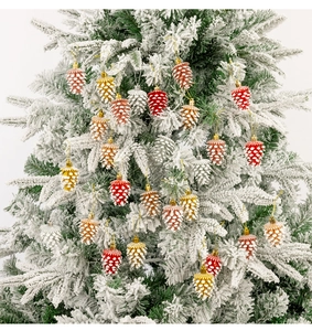 Vue détaillée de suspensions de Noël en forme de pommes de pin avec effet de neige
