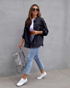Streetstyle-Aufnahme einer schwarzen Distressed-Jeansjacke mit Fransen und Oversize-Schnitt