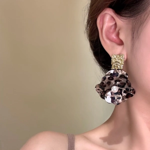Leopard print flower earrings with hammered gold metal and central pearl accent