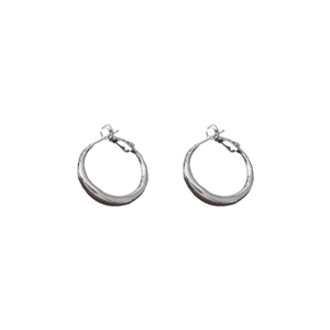 Boucles d'oreilles créoles géométriques minimalistes en argent avec fini poli