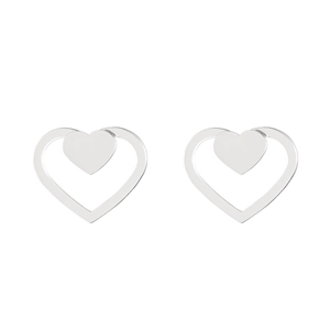 Dettaglio macro di orecchini a cuore in argento con design geometrico minimalista lucido