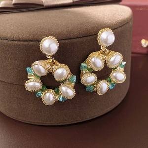Orecchini vintage dorati con perle crema e pietre di cristallo verde smeraldo