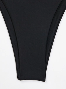 Vista dettagliata delle cuciture di alta qualità e del tessuto nero elastico di questo bikini
