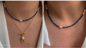 Gros plan sur le collier de perles de lapis-lazuli et le pendentif en or aux perles d'eau douce