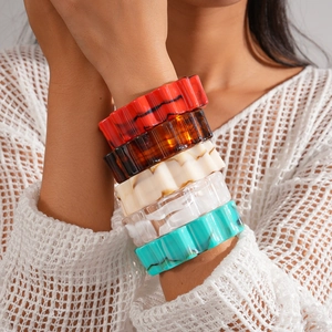 Chic acrylic gear-shaped flower bangle set with marbled textures in bohemian retro style