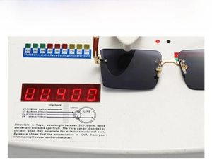 Detailansicht der quadratischen Sonnenbrille auf einem UV400-Testgerät mit UV-Schutz-Anzeige