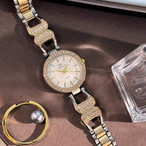 Gros plan d'une montre à quartz bicolore de luxe avec lunette sertie et cadran texturé
