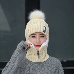 Détail du bonnet en maille doublé polaire avec cache-col à fermeture éclair et pompon